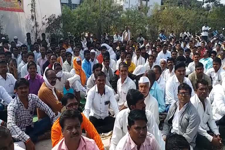 labour union agitates in jalna