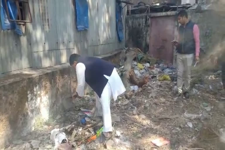 minister-pradyuman-singh-tomar-was-seen-cleaning-the-dirt-indore