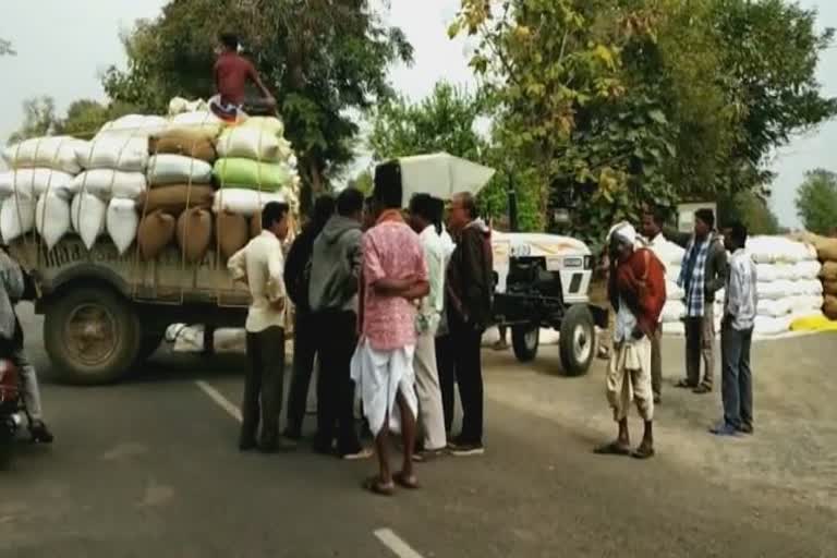 farmers-road-block-in-baragarh