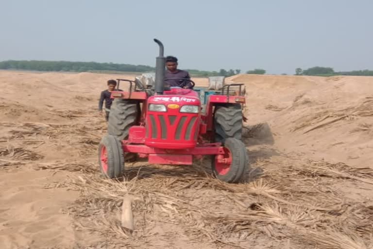 Mining officer raids on illegal sand ghats in dumka