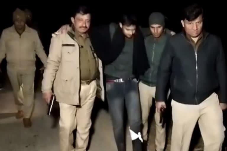 two rewarded crooks, crooks injured in police encounter, police encounter in muzaffarnagar, muzaffarnagar latest news, बुढ़ाना कोतवाली क्षेत्र में हुई मुठभेड़, पुलिस मुठभेड़, पुलिस और बदमाशों के बीच मुठभेड़. मुजफ्फरनगर में पुलिस और बदमाशों के बीच मुठभेड़, दो इनामी बदमाश घायल, मुजफ्फरनगर में मुठभेड़