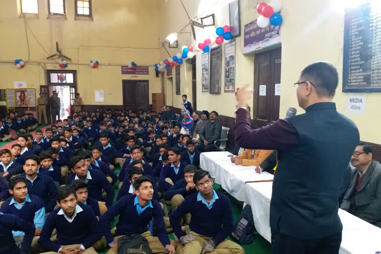 uppsc, uppsc chairman, uppsc chairman dr prabhat kumar, dr prabhat kumar gave success tips to students, success tips to students, agra latest news, यूपी लोक सेवा आयोग अध्यक्ष, उत्तर प्रदेश लोक सेवा आयोग, भ्रष्टाचार, यूपी लोक सेवा आयोग अध्यक्ष. प्रभात कुमार, पंचकुइया स्थित राजकीय कॉलेज, ईमानदारी की शपथ, शपथ