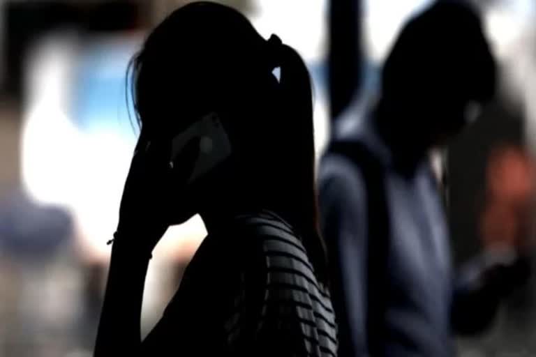 व्हाट्सएप पर बुलाई थी कॉल गर्ल आ गई पत्नी, दोनों में फिर हुआ...