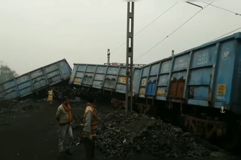 Derail goods train, बेपटरी हुई मालगाड़ी