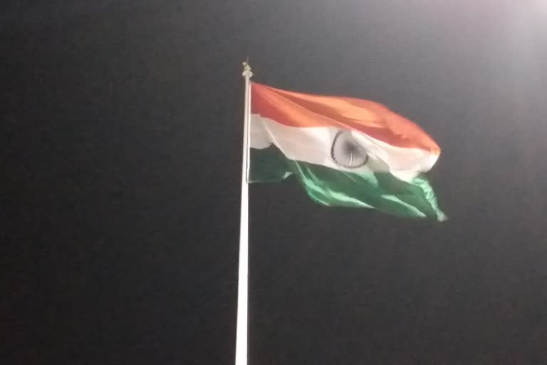 100 फीट उंचा तिरंगा, 100 fit high indian flag