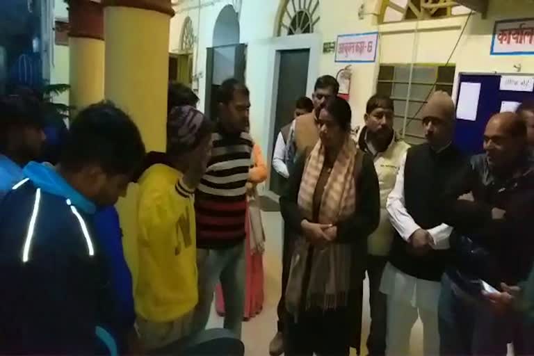 नगर परिषद पर हंगामा, ruckus on the city council