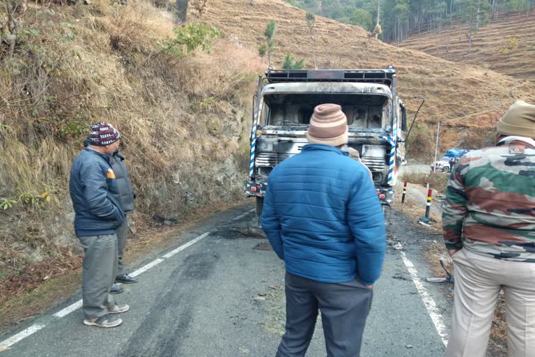 fire-broke-out-in-a-moving-truck-in-uttarkashi