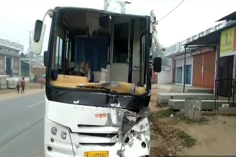 बरातियों से भरी बसें भिड़ी, bus collision in dausa