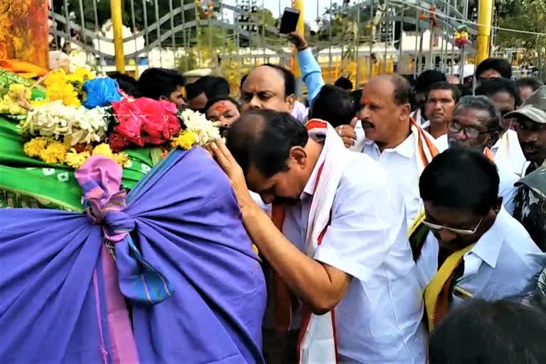 west warangal mla dasyam vinaybhaskar at medaram jatara