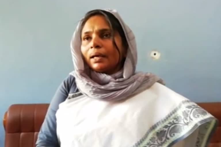 വനിതാ കമ്മിഷൻ അംഗം  ഷാഹിദ കമാല്‍  അങ്ങാടിപ്പുറം റെയിൽവേ സ്‌റ്റേഷന്‍ Shahida Kamal  malappuram  Shahida Kamal insulted at malappuram