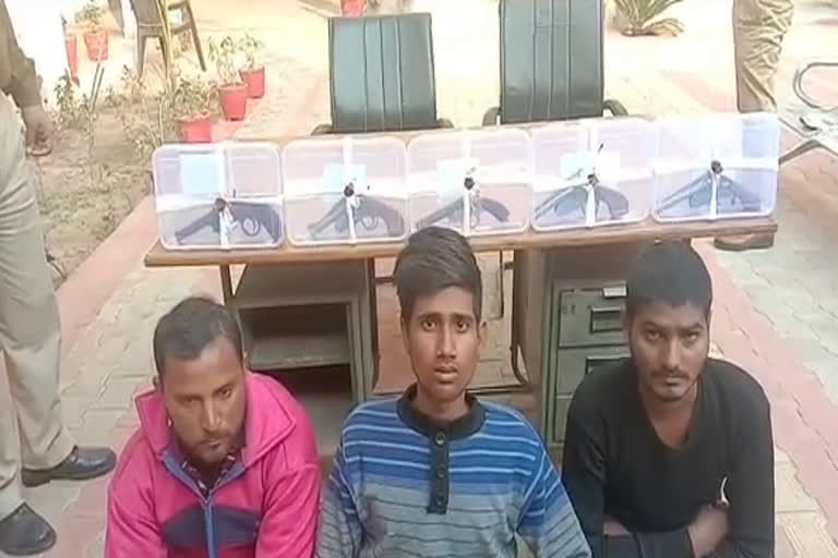 dausa news, rajasthan news, अल्टो कार भी जब्त, 5 देशी कट्टों सहित, पुलिस ने 5 देशी कट्टों, 3 लोगों को किया गिरफ्तार