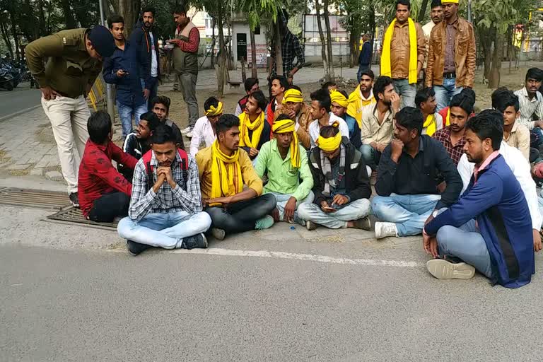 Jayas workers sit on strike