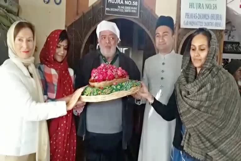 director Rahul Rawail reached on dargah, प्रसिद्ध फिल्म निर्देशक राहुल रवैल पहुचे अजमेर