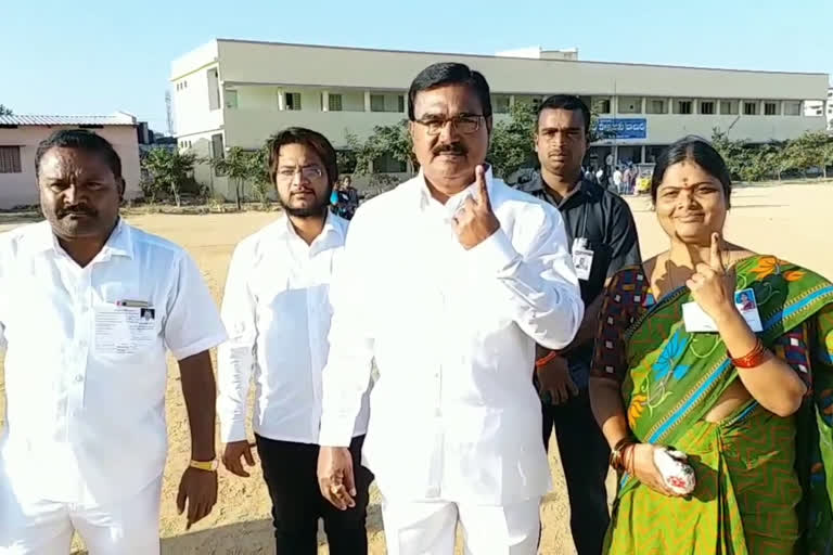 వనపర్తిలో ఓటు వేminister niranjan reddy casted his voteసిన మంత్రి నిరంజ్ రెడ్డి