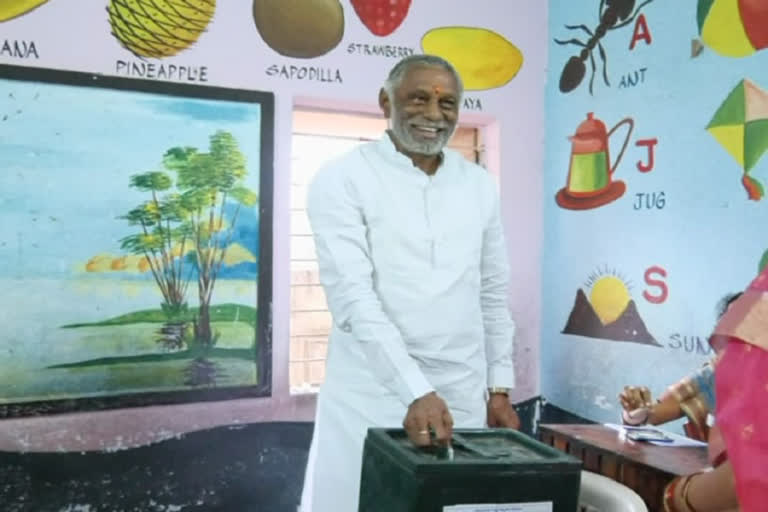 mla diwakar rao voted in mancherial for municipal elections