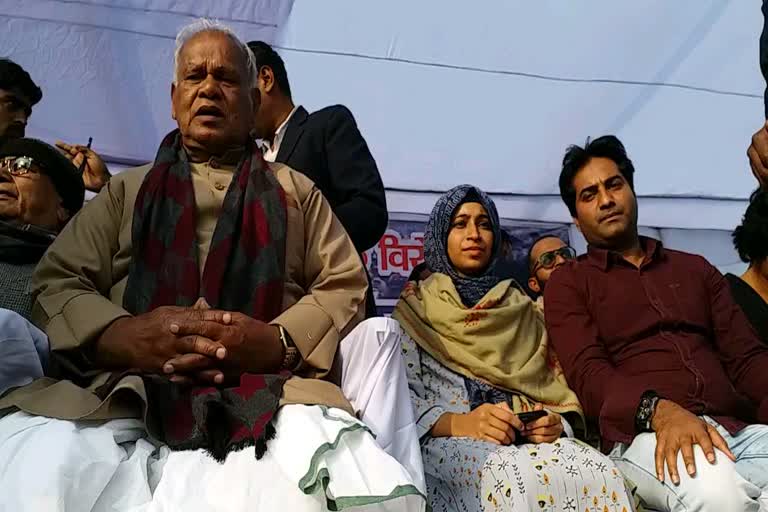 jamia-poster-girl-ladeeda-farzana-on-the-stage-in-purnea-caa-protest