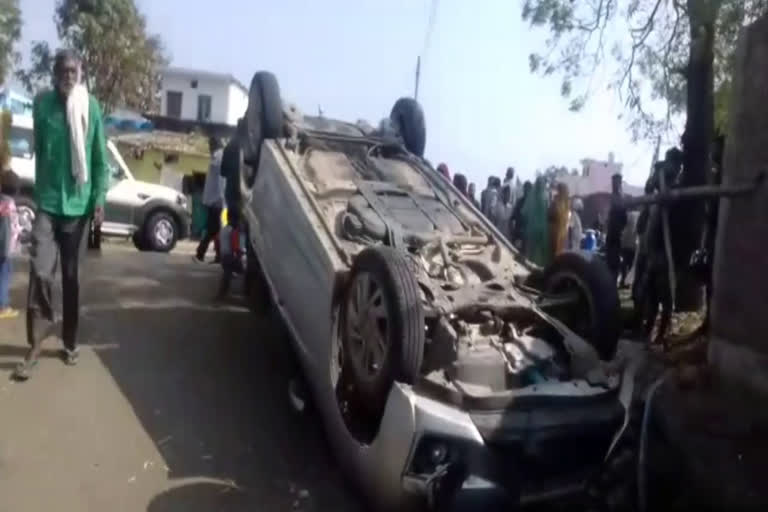 The car crushed the couple who went to invite the daughter's marriage