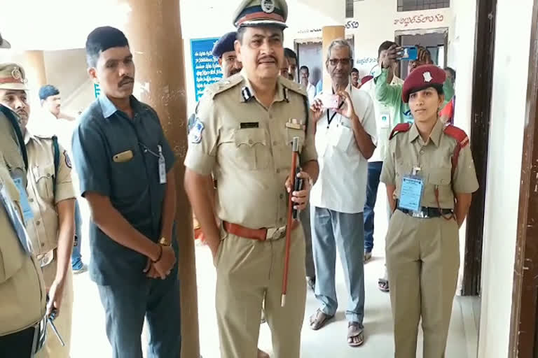 cp mahesh bagavath visit pollin centers at mothkur in yadadadri bhuvanagiri