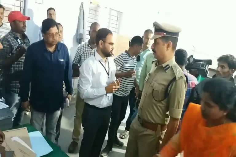 collector, cp visit polling centers in choppadandi