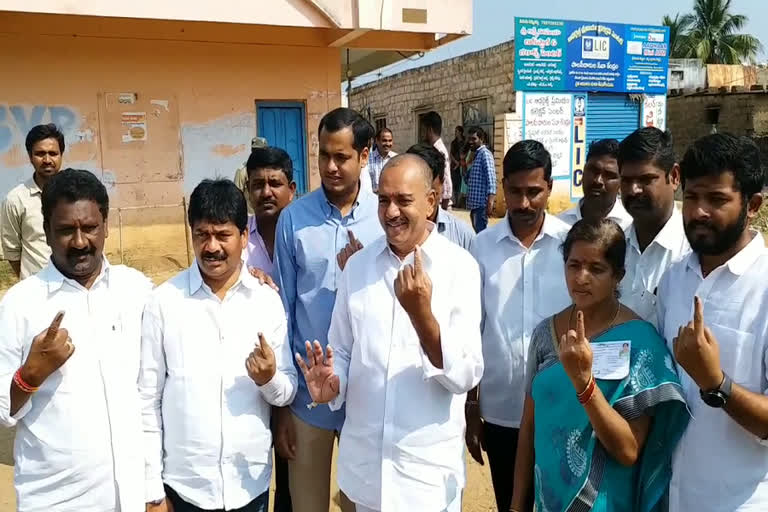 mla-gandra-casted-his-vote-in-bhupalpally