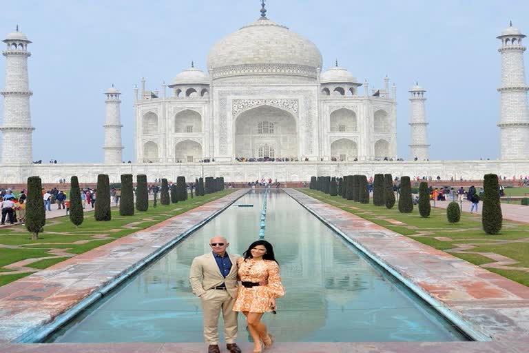 amazon founder jeff bezos visit taj mahal