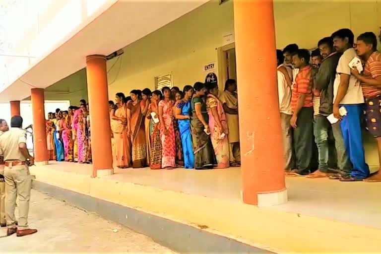 voters are wait to cast their vote kalwakurthi