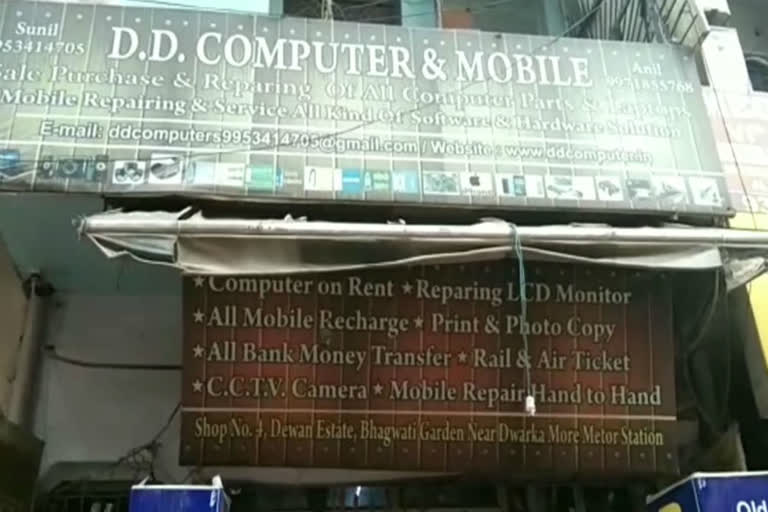 Robbery in computer repair shop in Bhagwati Garden at Dwarka Mor in delhi