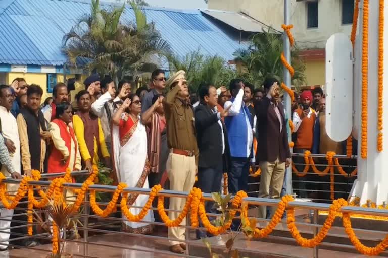 hundred feet high tiranga hoisted in Jamtara railway station