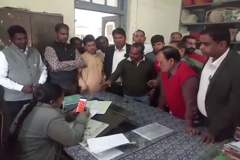 कांग्रेस ने की अवैध निर्माण रोकने की मांग, councilors submitted memorandum