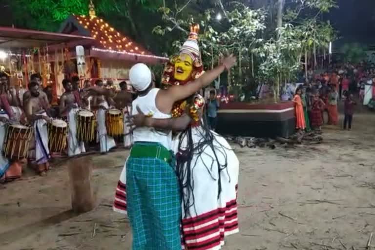 Mavoor  Kidappil Muthappan Thira Festival  Thira Festival  at Mavoor  മത മൈത്രി വിളിച്ചോതി കിടപ്പിൽ മുത്തപ്പൻ ഗുരുക്കൾ ക്ഷേത്രം തിറ  കിടപ്പിൽ മുത്തപ്പൻ ഗുരുക്കൾ ക്ഷേത്രം തിറ  തിറ മഹോത്സവം