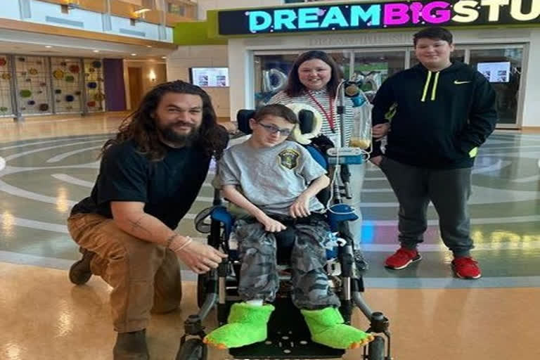 Jason Momoa visits young patients at Pittsburgh hospital