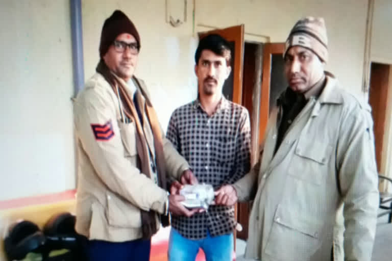 जयपुर की खबर, unclaimed bag filled with 2.95 lakh rupees