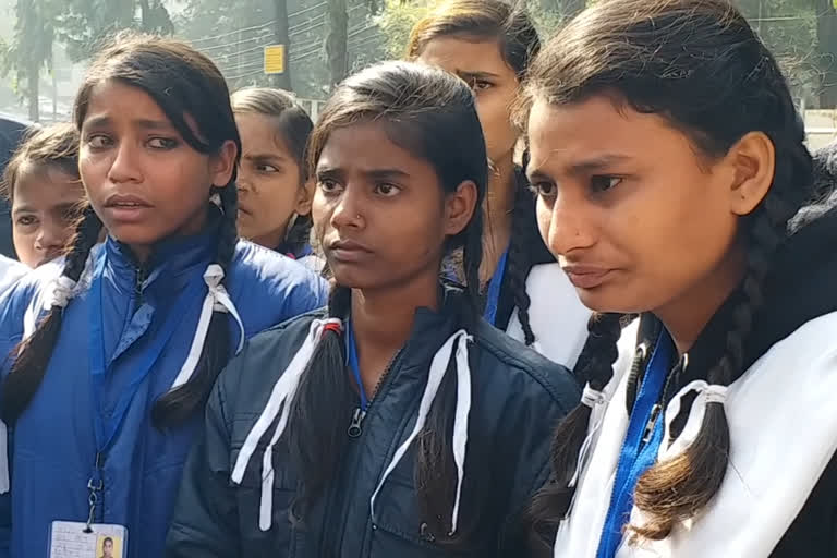 girl students complained to district school inspector, girl students complained, district school inspector, hardoi latest news, जिला विद्यालय निरीक्षक ,फकककर रो पड़ी छात्राएं, आवासीय राजकीय इंटर गर्ल्स कॉलेज, आवासीय राजकीय इंटर गर्ल्स कॉलेज हरदोई, जिला विद्यालय निरीक्षक वीके दुबे