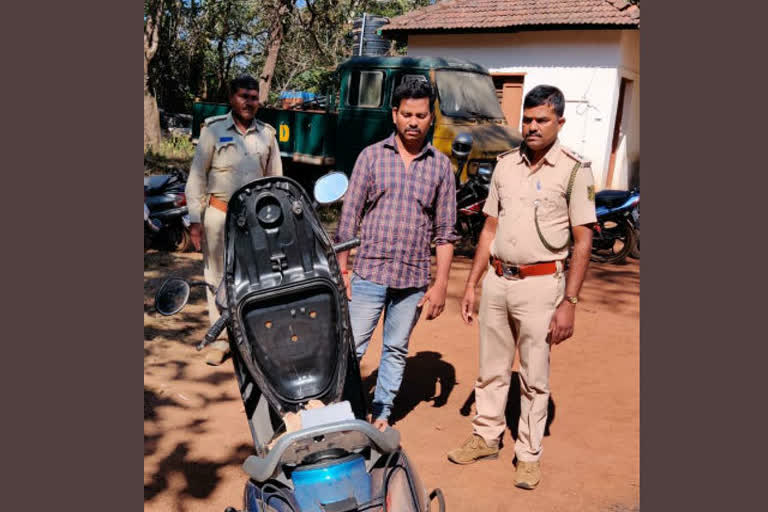 ಅಕ್ರಮ ಶ್ರೀಗಂಧ ಮಾರಾಟ ಮಾಡುತ್ತಿದ್ದ ಆರೋಪಿ ಅಂದರ್​