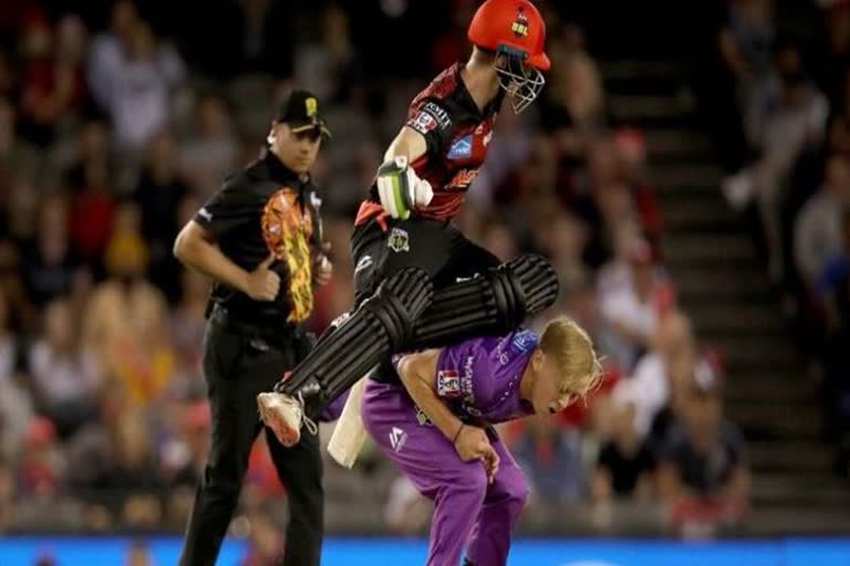 sam-harper-faced-a-massive-blow-during-their-big-bash-league-bbl-match-against-hobart-hurricanes