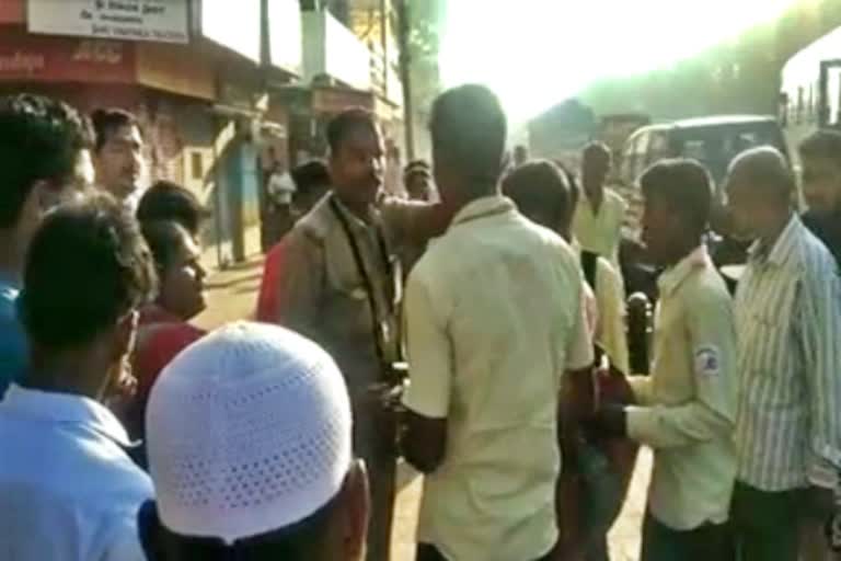 student-and-bus-conductor-fight-in-gadag