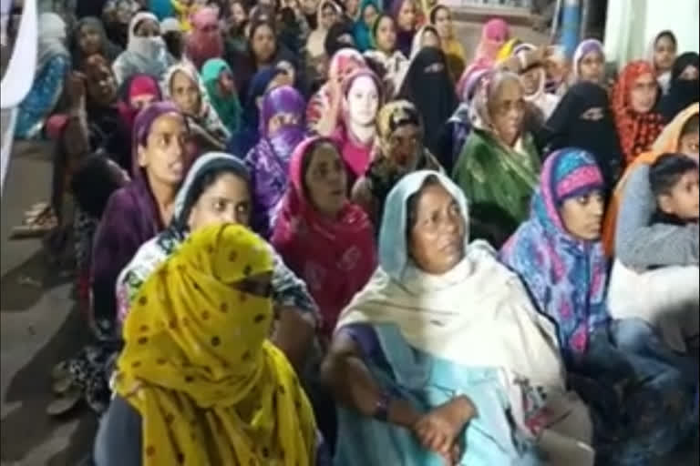 Muslim women protesting against CAA and NRC at Pilkhana