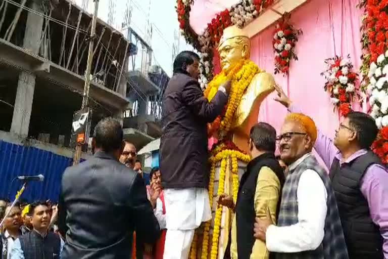 रांचीः नेताजी सुभाष चंद्र बोस की जयंती पर कांग्रेस ने उनकी प्रतिमा पर किया माल्यार्पण