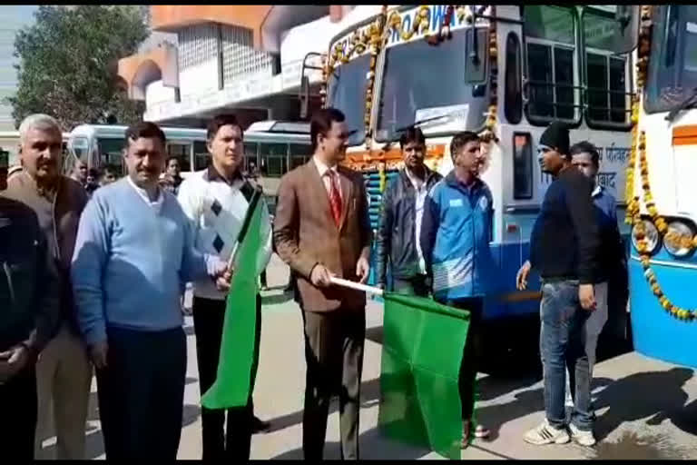 किलोमीटर स्कीम के तहत डीसी ने दो बसों को दिखाई हरी झंडी