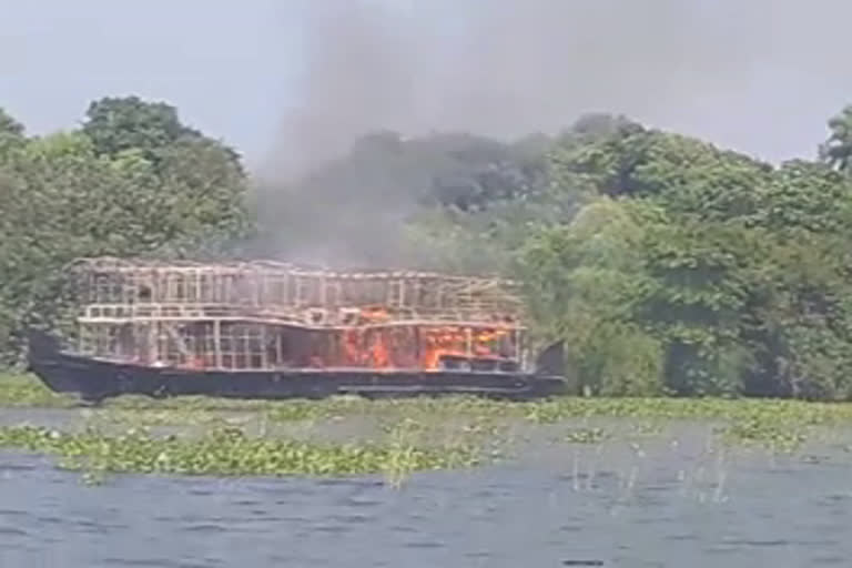 vembanad lake  house boat set ablaze  വേമ്പനാട് കായല്‍  ഹൗസ് ബോട്ടിന് തീപിടിച്ചു