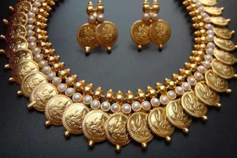 Gold rises Rs 63 on weak rupee, global cues