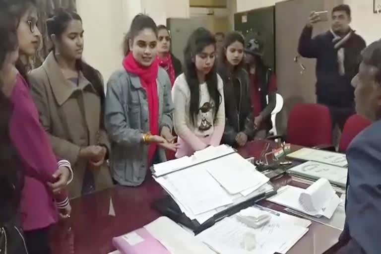 JDB Commerce College Students protested, जेडीबी कॉमर्स कॉलेज की छात्राओं का प्रदर्शन