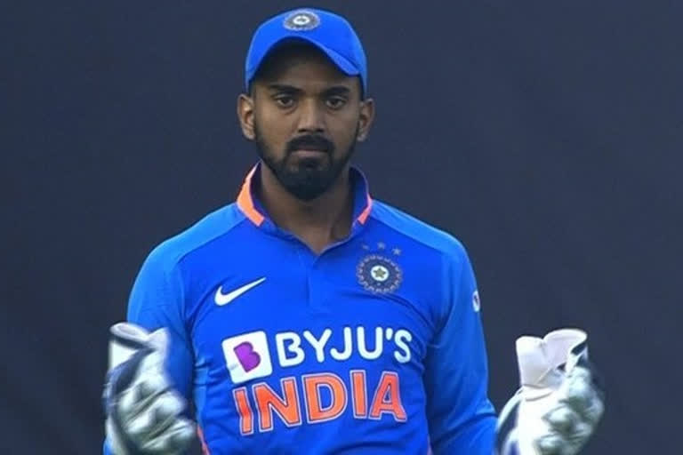 KL Rahul Keeping