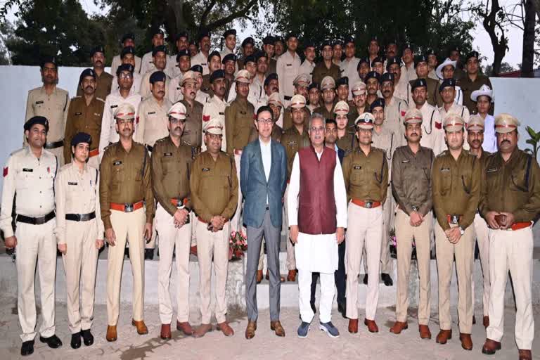 सीएम ने 'थप-थपाई पुलिस की पीठ'