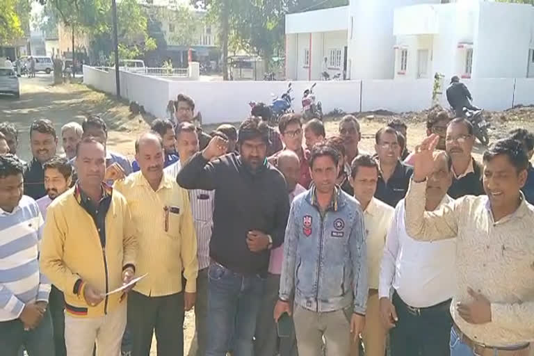 Tehsil employee accuses police SI of indecency in dewas