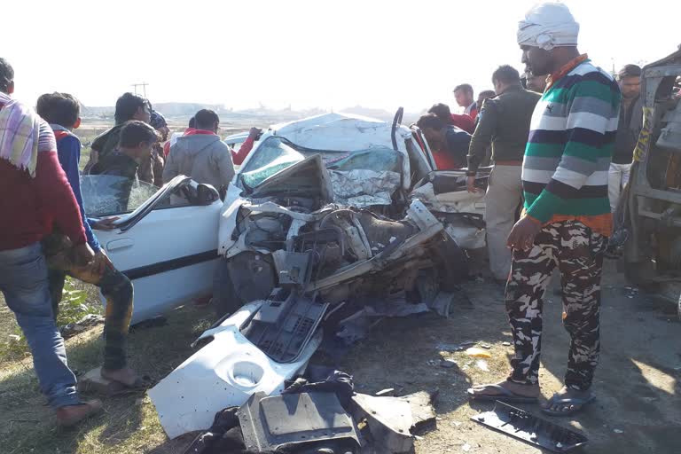 six died in a road accident,  road accident in bhind,  भिंड में भीषण सड़क हादसा, इटावा के 6 लोगों की मौत, कार सवार छह लोगों की मौत, भिंड में कार सवार छह लोगों की मौत, भिंड में सड़क हादसा