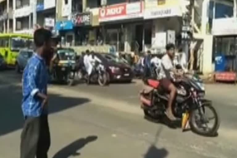 Mentally ill person control traffic in Hospet