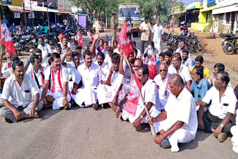 ஓபிஆருக்கு கறுப்பு கொடி, admk demanding arrest of caa protesters who blocked opr vehicle, caa protestors blocked opr vehicle with black flag, மக்களவை உறுப்பினர் ரவீந்தரநாத்