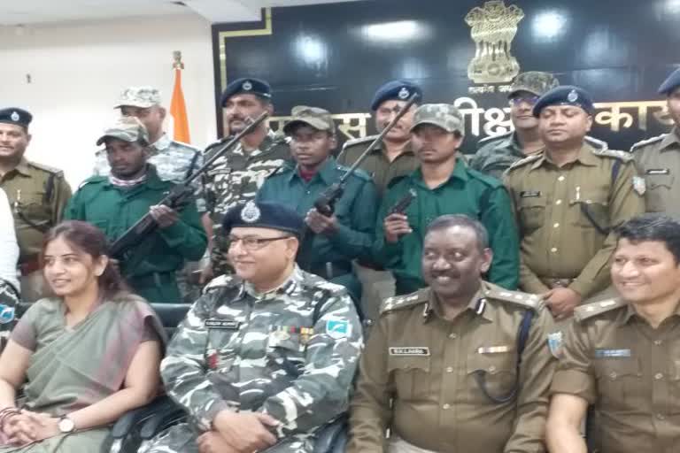 Dumka Police, Naxalites surrender, DC Rajeshwari B, SP YS Ramesh, naxalite surrender in dumka, दुमका पुलिस, नक्सलियों ने किया सरेंडर, डीसी राजेश्वरी बी, एसपी वाईएस रमेश