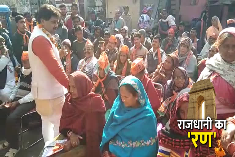 bjp candidate from tilak nagar addresses a nukkadsabha in indira park